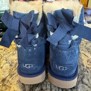 Uggs new Dae Sunshine perforated navy size 7 never worn